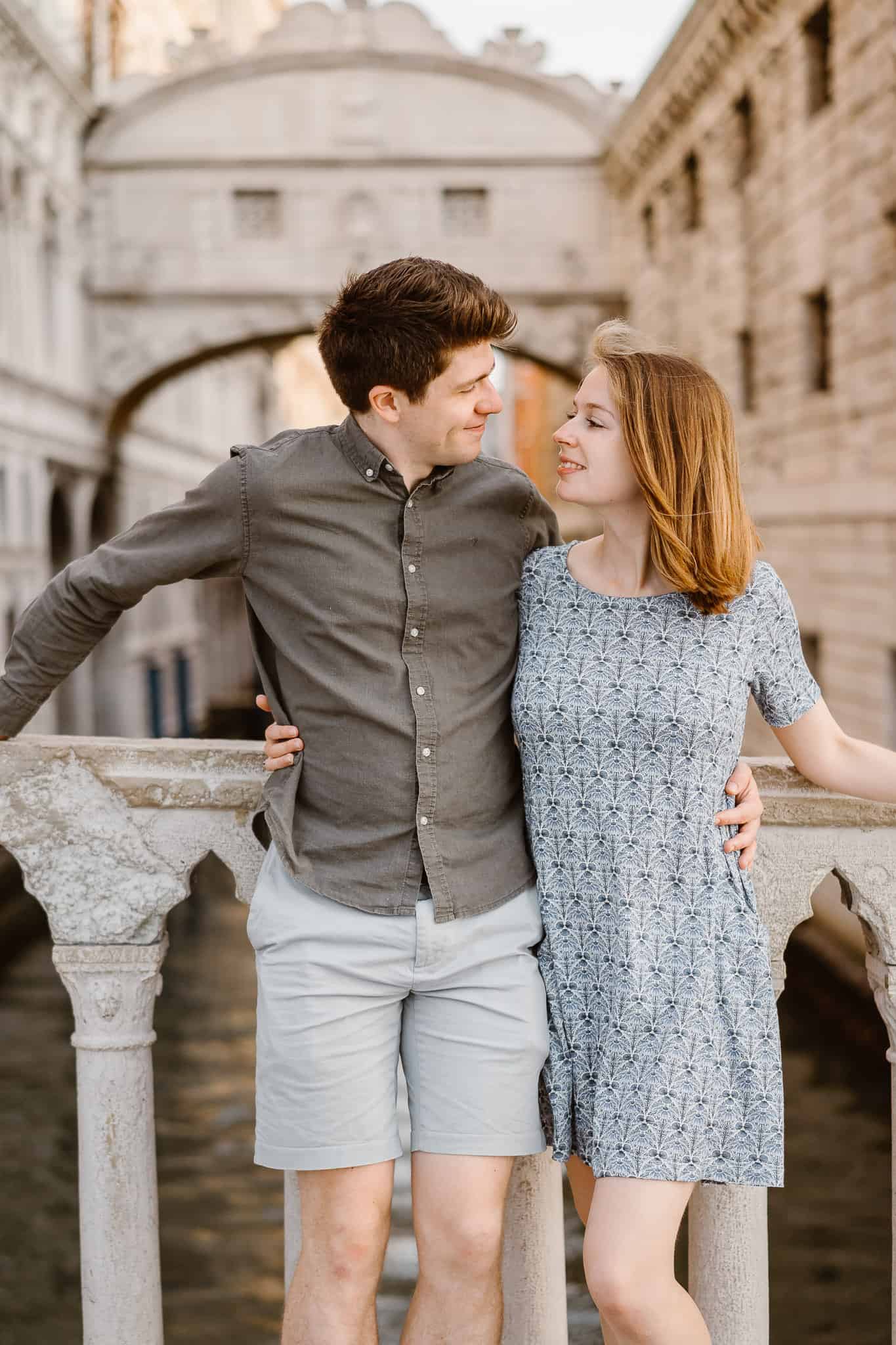 Engagement photo shoot in Venice at sunrise under ponte dei Sospiri