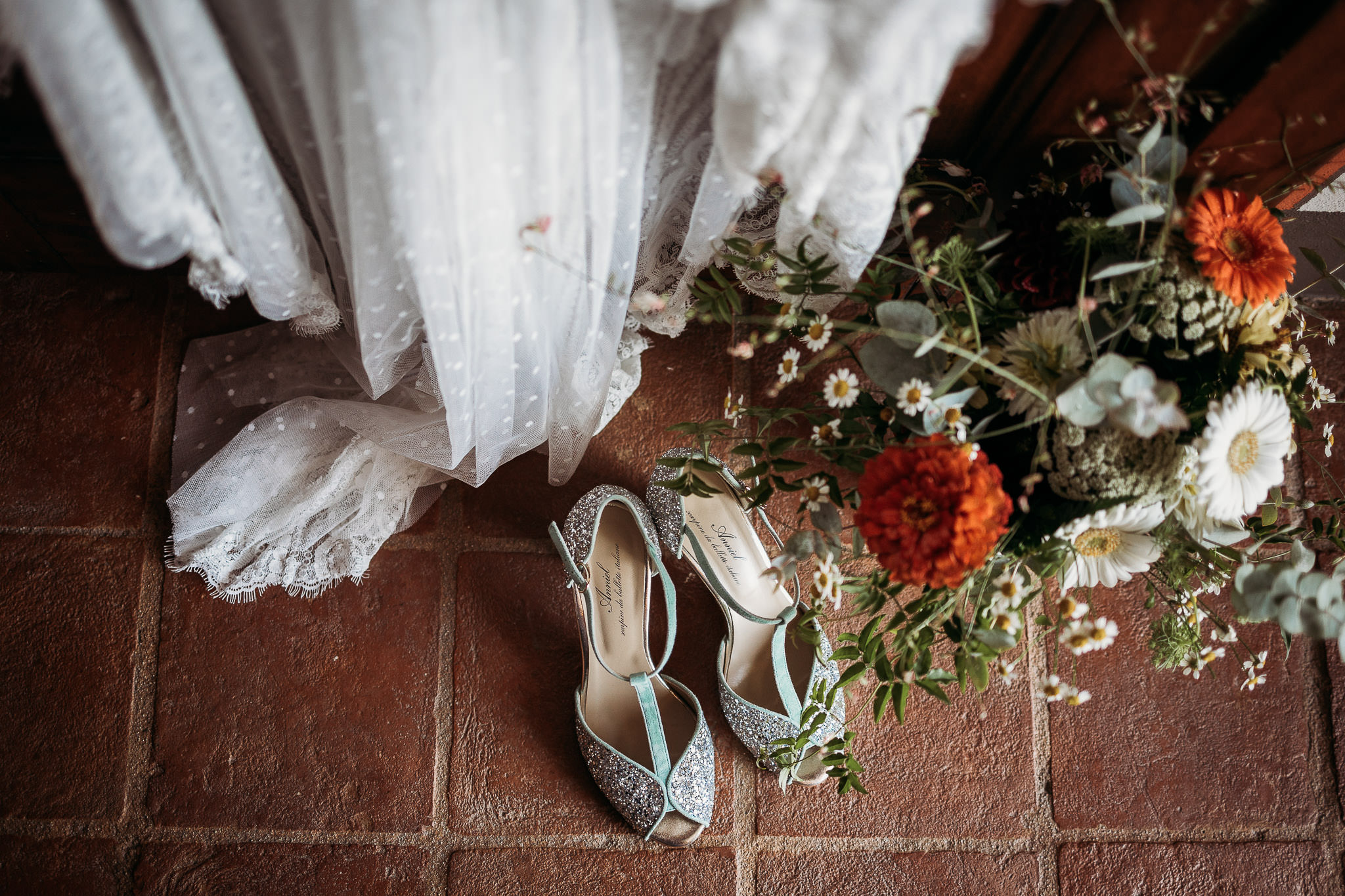 Bride shoes Anniel with flowers